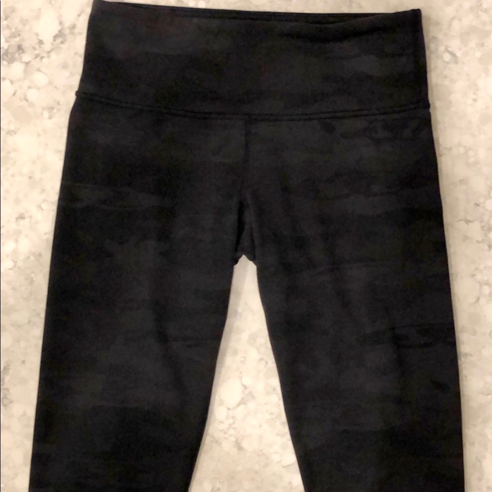 Lululemon 🍋WU Camo Crop Size 4 🔥